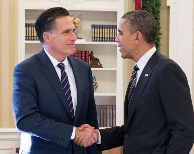 Ο Μιτ Ρόμνεϊ (Αριστερά) όπως φαίνεται ενώ σφίγγει τα χέρια με τον Πρόεδρο Μπαράκ Ομπάμα στο Οβάλ Γραφείο μετά το γεύμα τους τον Νοέμβριο του 2012