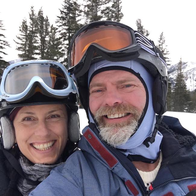 Rainn Wilson og Holiday Reinhorn står på ski i februar 2018