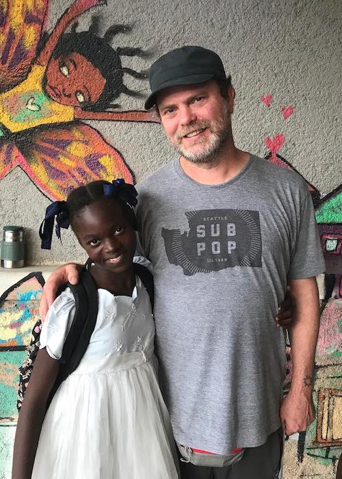 Ο Rainn Wilson με ένα παιδί που ονομάζεται Yusemika από το πρόγραμμα αναπηρίας BSEIPH στο Gonaïves της Αϊτής τον Νοέμβριο του 2017
