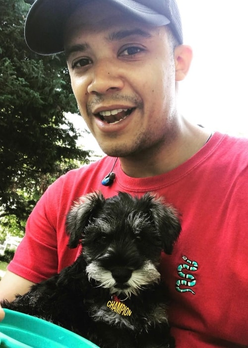 Jacob Anderson i en selfie med hunden sin i mai 2018