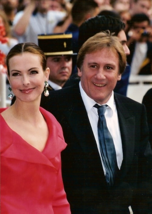 Gérard Depardieu na obrázku vedľa Carole Bouquet počas udalosti v roku 2001
