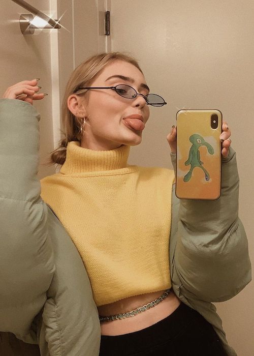 Meg Donnelly na selfie na Instagramu v dubnu 2020