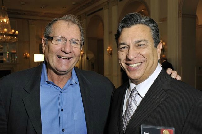 Ο Ed O'Neill (Αριστερά) και ο Raúl Garza, όπως τον είδαν τον Μάιο του 2010