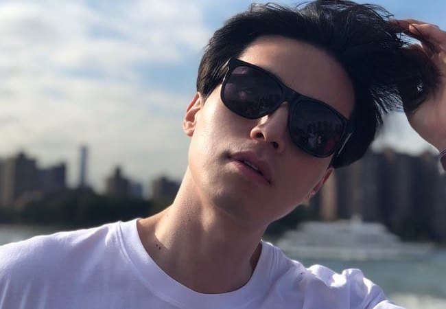 Lee Dong-wook v příspěvku na Instagramu, jak je vidět v říjnu 2018