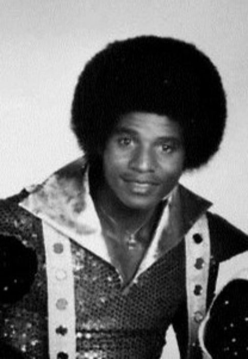 Jackie Jackson, joka näkyy julkisuuskuvassa The Jacksons -television varieteohjelmassa tammikuussa 1977