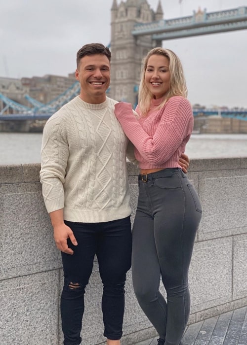 Ananasbrat som set på et billede taget med hendes kæreste Alex Bozinovski i marts 2020
