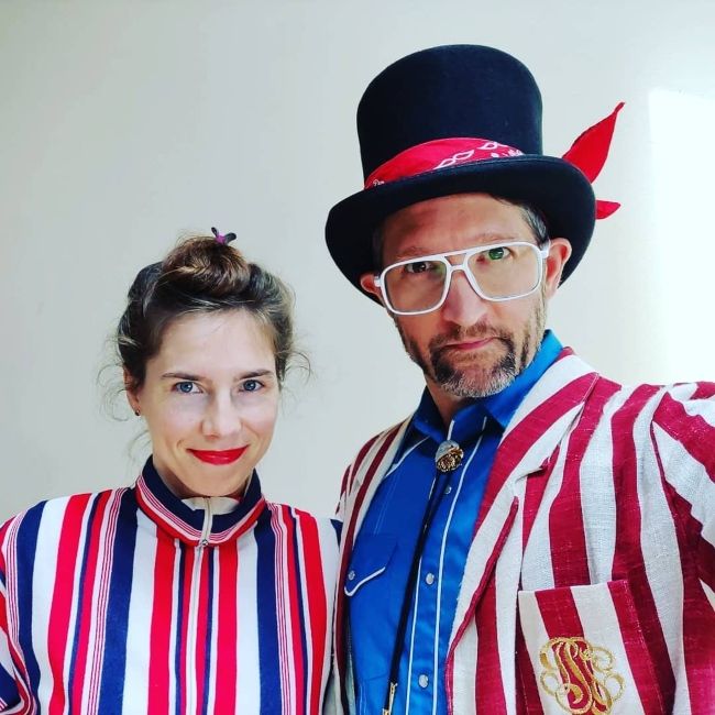 Amanda in njen mož Christopher Robinson se oblečeta med praznovanji 4. julija 2019