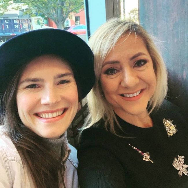 Amanda pozira z Loreno Gallo novembra 2019