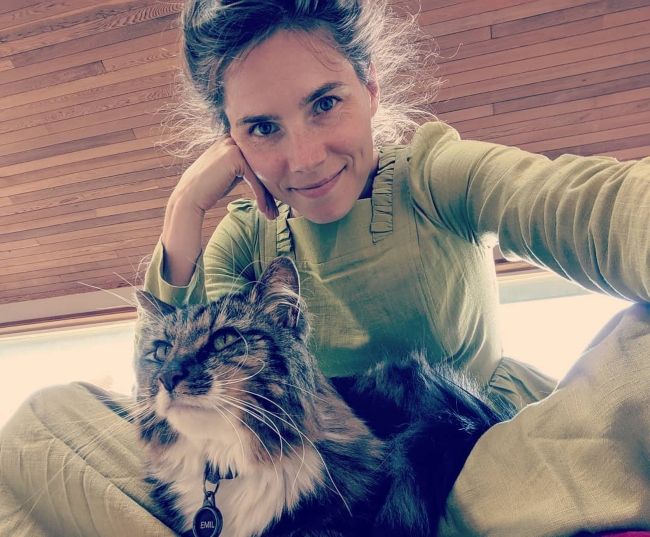 Amanda Knox je junija 2019 posnela selfi s svojo mačko