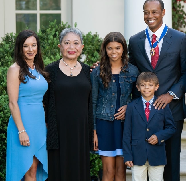 Zleva - Erica Herman, matka Tigera Woodse Kultida Woodsová, dcera Tigera Woodse Sam Woods, syn Tigera Woodse Charlie Woods a Tiger Woods poté, co 6. května 2019 obdržel prezidentskou medaili svobody