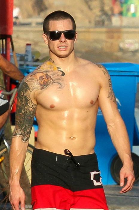 Casper Smart ilman paitaa rannalla Recifessä, Brasiliassa heinäkuussa 2012