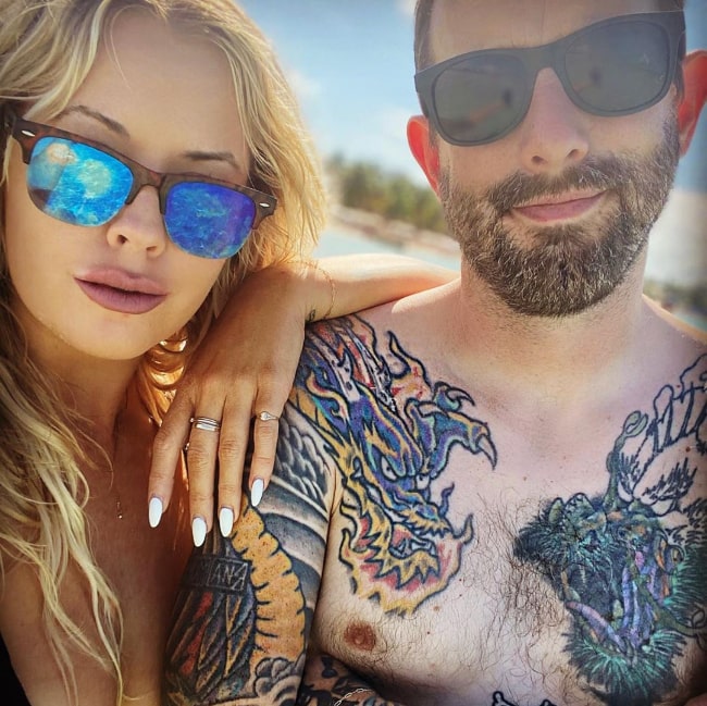 Geoff Ramsey poserer uden skjorter sammen med Emily Hatfield i december 2019