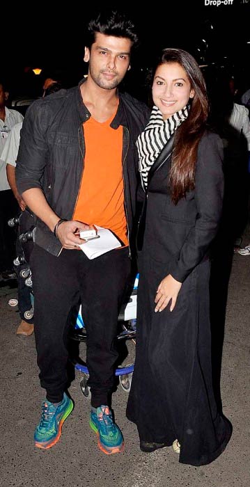 Gauhar Khan og Kushal Tandon på Mumbai flyplass i 2014
