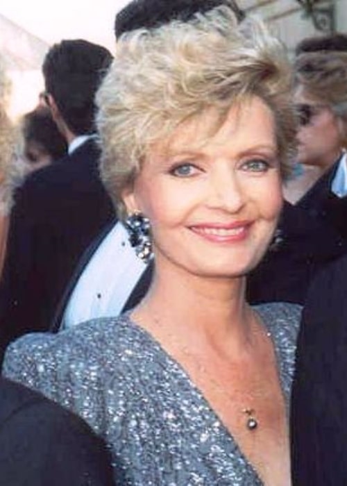 Florence Henderson hymyili kameralle vuoden 1989 Emmy -gaalassa