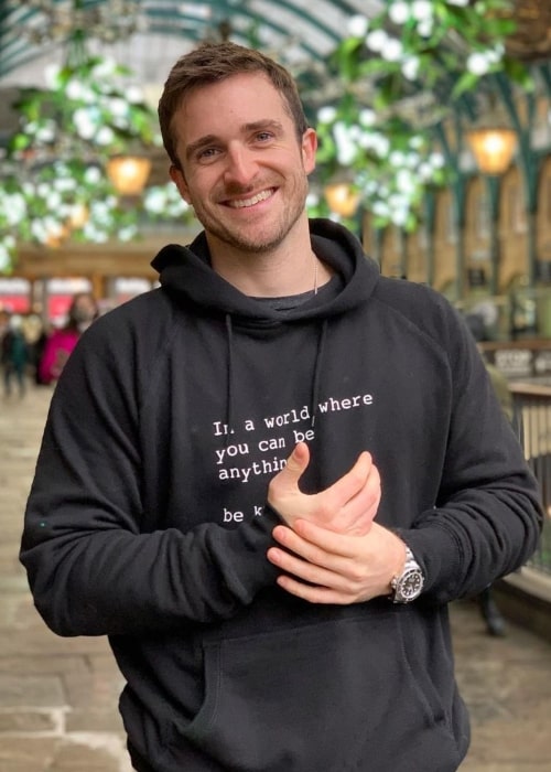 Matthew Hussey, jak je vidět na obrázku, který byl pořízen v Covent Garden v Londýně v prosinci 2020