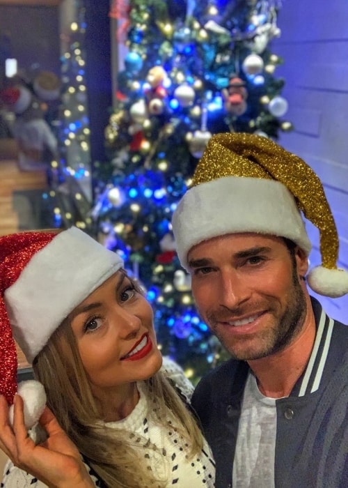 Sebastian Rulli sett i en jule -selfie sammen med Angelique Boyer i desember 2019