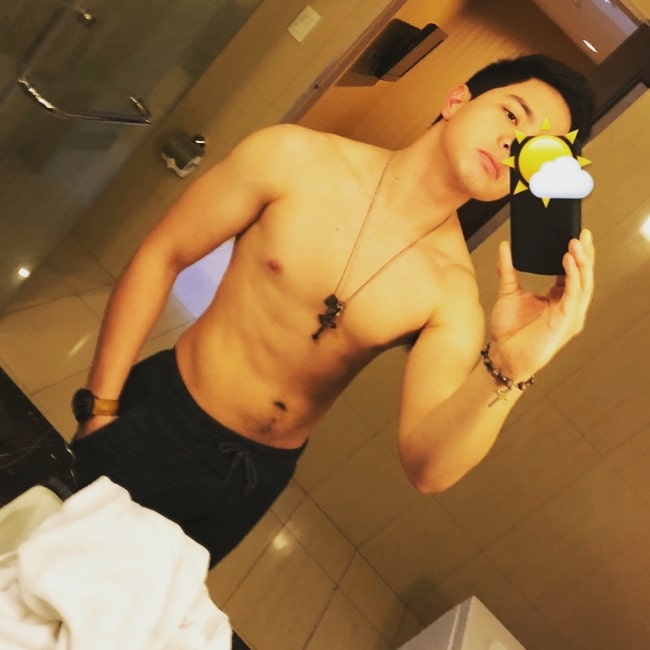 Alden Richards sett mens han tok en speil -selfie uten skjorter på Villa Angelina Luxury Suites i Dapitan City, Zamboanga del Norte, Filippinene i mars 2018