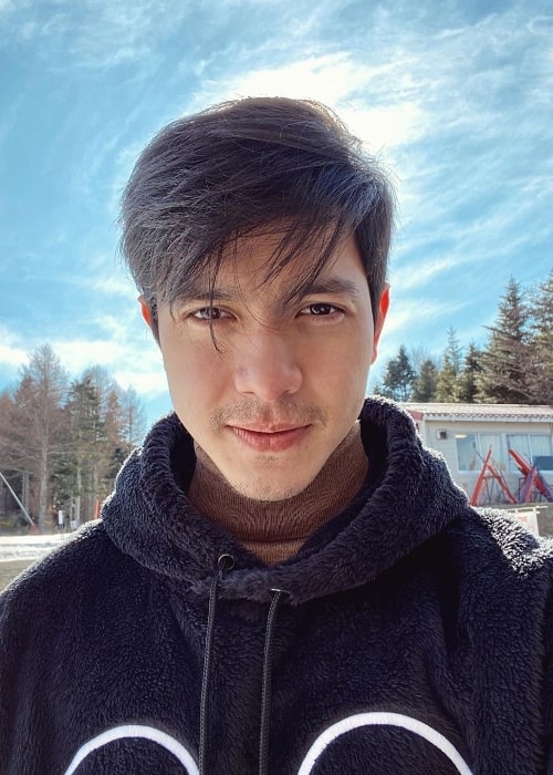 Alden Richards nähdään otettaessa selfietä Fujiten Resortissa Narusawassa, Japanissa tammikuussa 2020