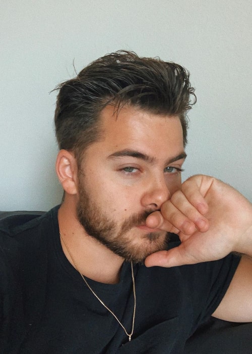 Dominic DeAngelis na Instagram selfie od září 2019