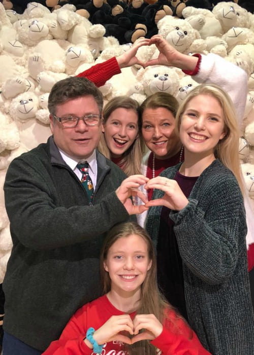 Sean Astin se svou rodinou, jak je vidět v prosinci 2018