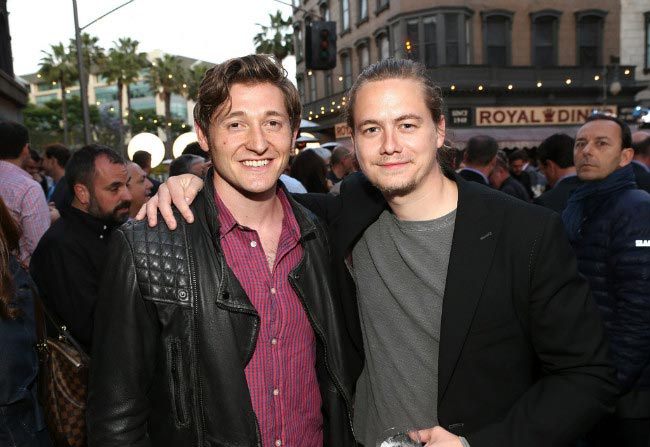 Christoph Sanders (oikealla) näyttelijä Lucas Neffin kanssa Twentieth Century Fox Television Distribution -tapahtumassa toukokuussa 2013