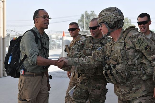 Lester Holt kättelee ISAF:n yhteiskomentajan kenraaliluutnantti James Terryn kanssa vuonna 2012