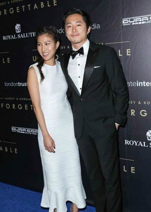 Steven Yeun ja hänen vaimonsa Joana Pak Asian American Awards Unforgettable -gaalassa joulukuussa 2015