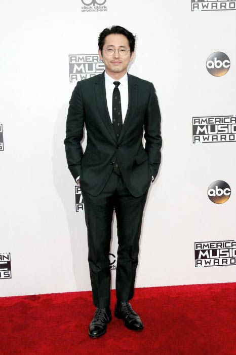 Steven Yeun vuoden 2016 American Music Awards -gaalassa