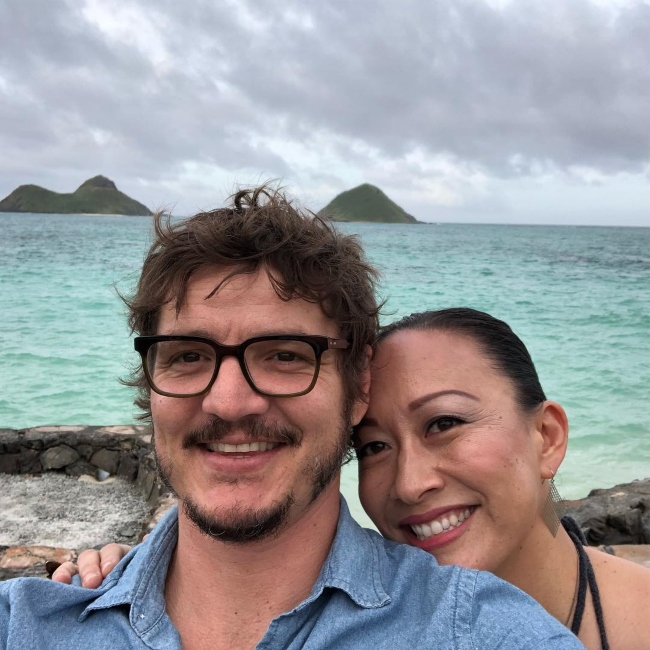 Pedro Pascal selfiessä Grace Rowen kanssa huhtikuussa 2018