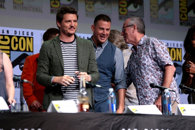Pedro Pascal Channing Tatumin (keskellä) ja Dave Gibbonsin (oikealla) kanssa vuoden 2017 San Diego Comic-Con Internationalissa
