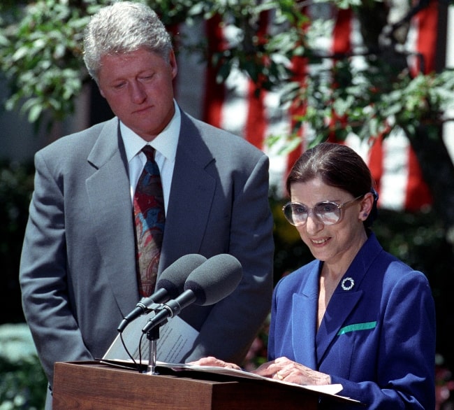 Ruth Bader Ginsburg na sliki, medtem ko je 14. junija 1993 uradno sprejel nominacijo predsednika Bill Clintona