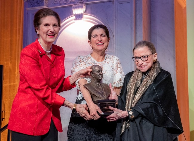 Ruth Bader Ginsburg (oikealla) sai LBJ Liberty & Justice for All -palkinnon Lynda Johnson Robbilta (vas.) Ja Luci Baines Johnsonilta Washingtonin kongressikirjastossa tammikuussa 2020