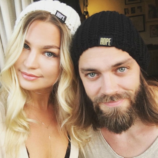 Tom Payne ja Jennifer Johanna Åkerman selfiessä syyskuussa 2016