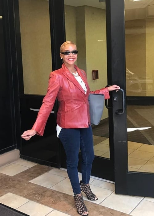 Lark Voorhies set, mens hun poserede til et billede i Beverly Hills, Los Angeles County, Californien, USA under en aftale med sin tandlæge i september 2018