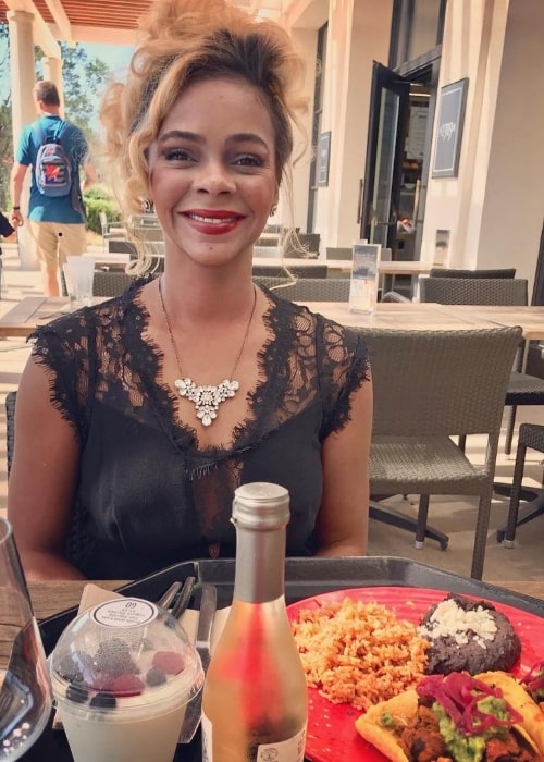 Lærke Voorhies set, mens hun nyder sit måltid i Pasadena, Los Angeles County, Californien, USA i juli 2018