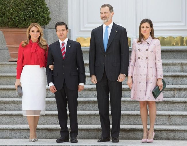 Espanjan kuningas ja kuningatar seisovat Meksikon entisen presidentin Enrique Peña Nieton ja hänen vaimonsa Angelica Riveran rinnalla huhtikuussa 2018