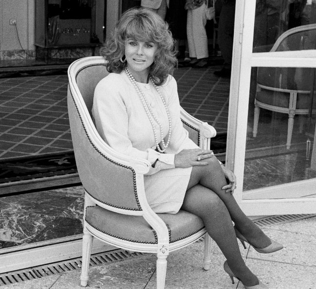 Ann-Margret nähdään istuen tuolilla Deauvillen amerikkalaisten elokuvajuhlien aikana syyskuussa 1988