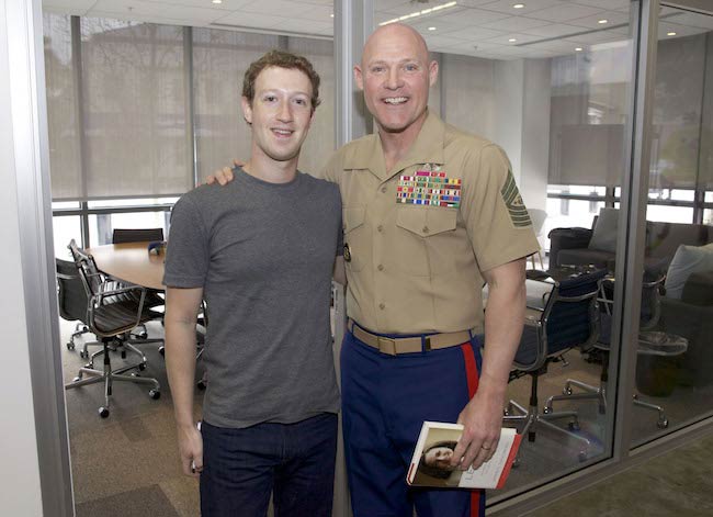Seržant námornej pechoty, Micheal P. Barrett a Mark Zuckerberg