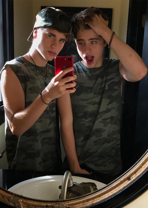 Ivan Martinez z bratom dvojčkom Emiliom Martinezom (desno) v zrcalnem selfiju maja 2017