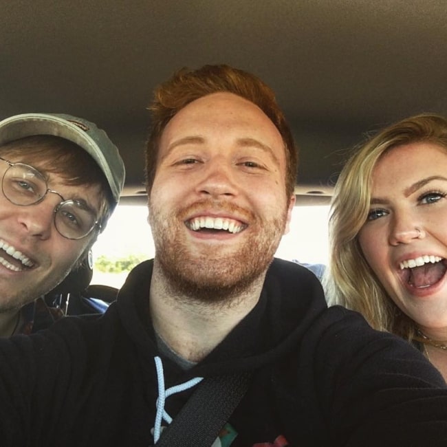 Ο Andrew Siwicki όπως φαίνεται σε μια selfie που τραβήχτηκε με τους Morgan Adams και Garrett Watts τον Απρίλιο του 2018