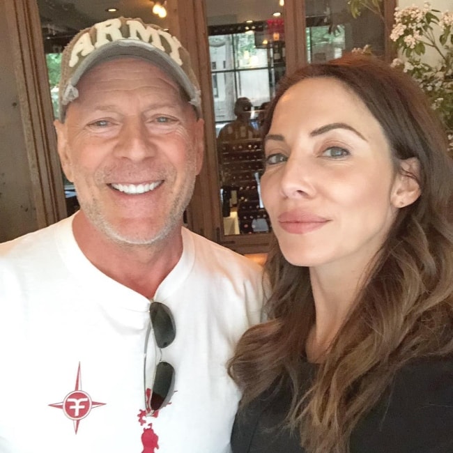 Η Whitney Cummings σε μια selfie με τον Bruce Willis τον Ιούλιο του 2018