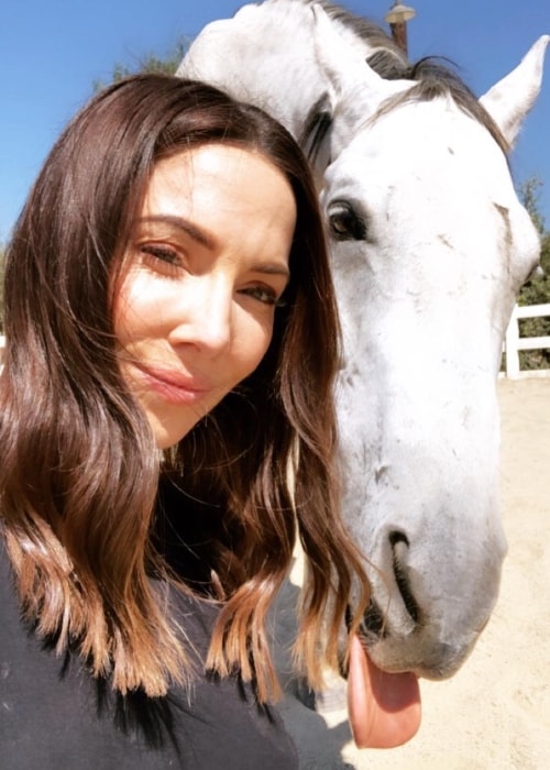 Whitney Cummings v selfiju s konjem z imenom 'King' oktobra 2018