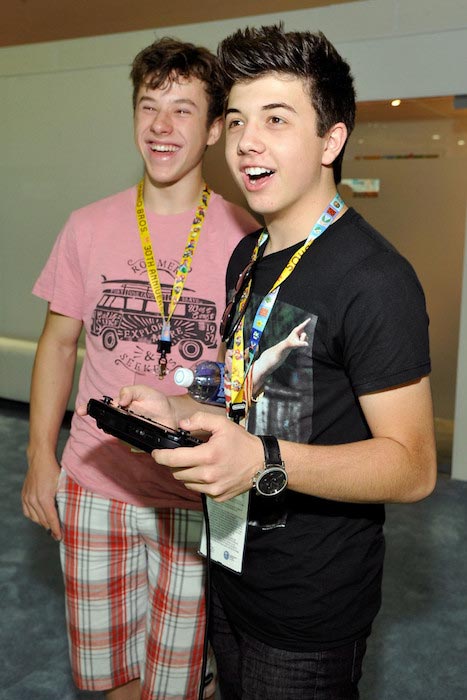 Οι ηθοποιοί Nolan Gould και Bradley Steven Perry (Δεξιά) στο E3 Gaming Convention 2015 που διοργανώθηκε από τη Nintendo