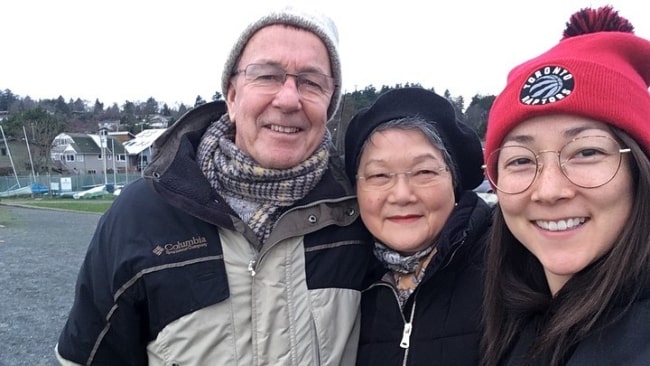 Η Emily Piggford χαμογελά σε μια selfie μαζί με τους γονείς της τον Δεκέμβριο του 2019