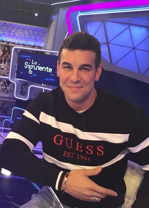Mario Casas set, mens han smilede til kameraet ved TVE-showet 'Lo suuiente' i 2018