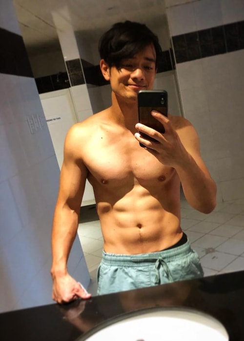 Osric Chau viser sin tonede fysik i en shirtless spejl selfie i august 2018