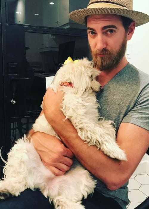 Rhett James McLaughlin med sin hund som set i maj 2017