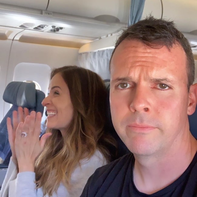Papa Bee i juli 2019 spekulerede på, hvem der ellers klapper, når flyet lander