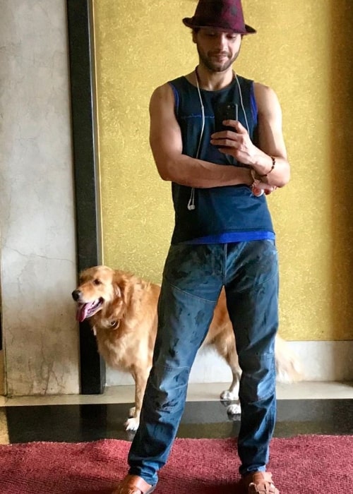 Ο Mishal Raheja όπως φαίνεται ενώ έβγαζε μια selfie καθρέφτη με τον σκύλο του Angie τον Ιούνιο του 2020