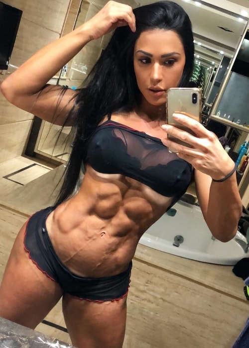 Gracyanne Barbosa viser sin flåede krop i en spejl-selfie i august 2018